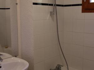 Ένα μπάνιο στο Appartement Valfréjus, 4 pièces, 8 personnes - FR-1-265-167