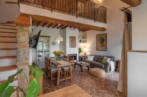 a living room with a couch and a table at Il Cipresso del Fossaccio in Asciano