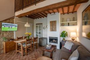 a living room with a couch and a table at Il Cipresso del Fossaccio in Asciano