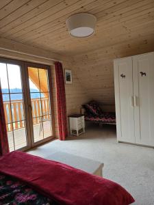 Schlafzimmer mit einem Bett und einem Fenster mit einem Balkon in der Unterkunft Hasiorówka. Dom w górach in Złatna