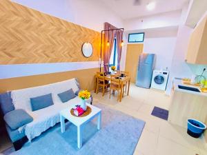 uma sala de estar com um sofá e uma mesa em The Luxe Suites KLCC by Cozy Stay em Kuala Lumpur
