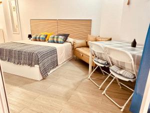 um quarto com uma cama, uma mesa e um sofá em Studio Apartment Santana Habaneras - 18 at Beach with Garage, Pool and Lift em Torrevieja