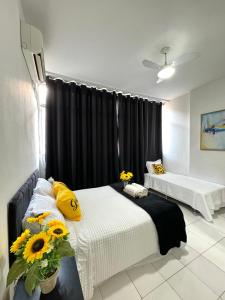 1 dormitorio con 2 camas con almohadas amarillas en Apartamento Copa Home HIR 3, en Río de Janeiro