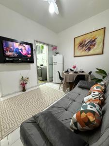 sala de estar con sofá y TV en la pared en Apartamento Copa Home HIR 3, en Río de Janeiro