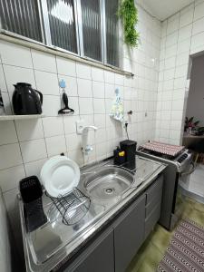 cocina con fregadero y encimera en Apartamento Copa Home HIR 3, en Río de Janeiro