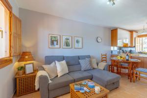 una sala de estar con un sofá y una mesa en El Mirador de Emma, en Los Cancajos