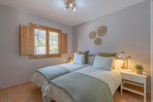 un dormitorio con una cama y una ventana en El Mirador de Emma, en Los Cancajos