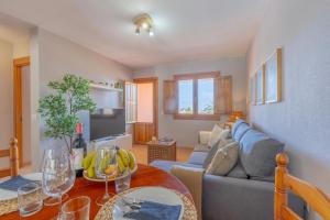 una sala de estar con un sofá y una mesa en El Mirador de Emma, en Los Cancajos