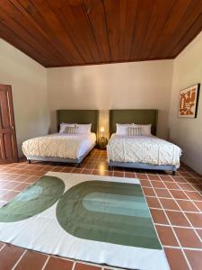 two beds in a room with a circular floor at Mestizo Antigua Cortijo in Ciudad Vieja