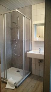 Landhaus Sonnwinkl في فيرتاخ: حمام مع دش ومغسلة