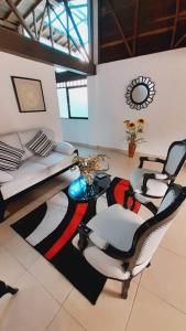 sala de estar con sofá, sillas y mesa en Apartamento Turístico En Calarcá Quindío, en Calarcá