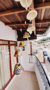 un balcón con varios jarrones colgando del techo en Apartamento Turístico En Calarcá Quindío, en Calarcá