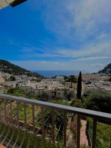 uma vista da cidade a partir da varanda de uma casa em Capri Suite Dreams em Capri