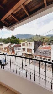 balcón con vistas a la calle y a los edificios en Apartamento Turístico En Calarcá Quindío, en Calarcá