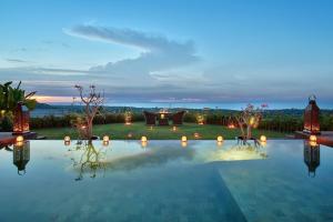 una piscina en un patio trasero con vistas en Hidden Hills Villas - Small Luxury Hotels of The World, en Uluwatu