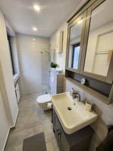 Koupelna v ubytování Burgstadt Appartment -Ferienwohnung Altena - Breitenhagen