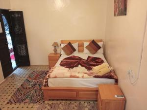 een slaapkamer met een bed in een kamer bij Riad Salma de Groot in Marrakesh