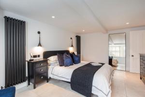 - une chambre avec un lit et des oreillers bleus dans l'établissement Kist Accommodates - The Stray Nook, à Harrogate