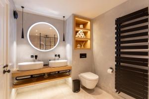 a bathroom with two sinks and a mirror at Kist Accommodates - The Stray Nook in Harrogate