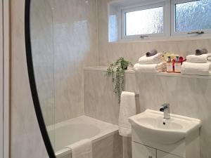 Ένα μπάνιο στο Cozy, Charming 3-Bedroom Home in Chester- Free Parking- Sleeps Up To 6 +24 φωτογραφίες