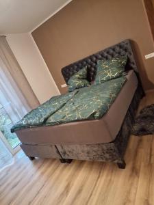 a bed in the corner of a room at Ferienwohnung Engel in Grebenstein