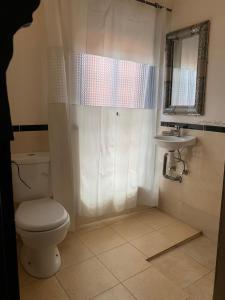 een badkamer met een toilet en een wastafel bij Riad Salma de Groot in Marrakesh