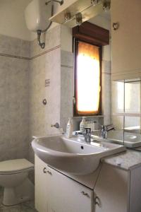 La salle de bains est pourvue d'un lavabo et de toilettes. dans l'établissement Casa Girasole, à Montesilvano