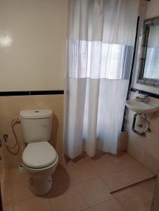 een badkamer met een toilet en een wastafel bij Riad Salma de Groot in Marrakesh