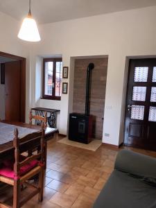 una sala de estar con estufa de leña. en La casetta di Gianni, en Borgo Ticino