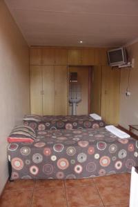 a bedroom with a large bed in a room at Rheotessa Deben in Dagbreek