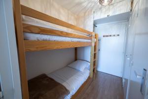 a couple of bunk beds in a small room at Doux Crépuscule - Départ Randonnée & VTT - Parking in Enchastrayes