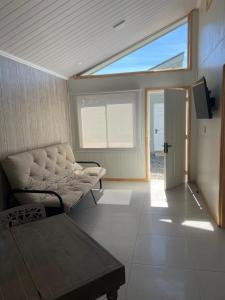 un soggiorno con un divano e una TV di Pewma Apart Hotel a Chillán