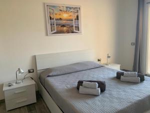 ein Schlafzimmer mit einem Bett mit zwei Kissen darauf in der Unterkunft Appartamento di Mara in Tertenìa