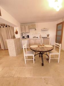 Kuchyň nebo kuchyňský kout v ubytování Studio Alpilles avec parking et spa privatif + 3 fotografie