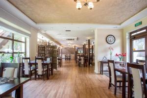 ห้องอาหารหรือที่รับประทานอาหารของ Zajazd Drogorad Restauracja i Noclegi