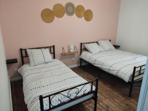 um quarto com duas camas e uma prateleira na parede em Gîte manthes em Manthes