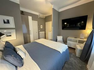 um quarto com uma cama e uma televisão de ecrã plano em Ca' Du Ale em Sestri Levante