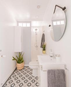 Bathroom sa Sunlit cosy haven a spacious treasure to be discovered