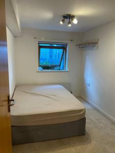 Giường trong phòng chung tại 2 bed flat near Docklands