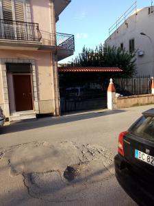 um buraco na rua em frente a uma casa em Orchidea1 em Marcianise