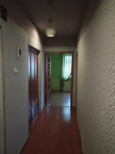 een lege kamer met een hal met een deur en een hal bij Апартаменты in Rustavi