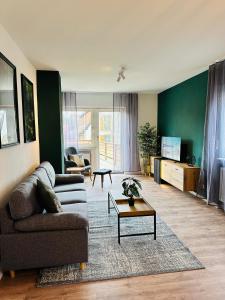 a living room with a couch and a table at Hauptstadt Mitte in Waigolshausen