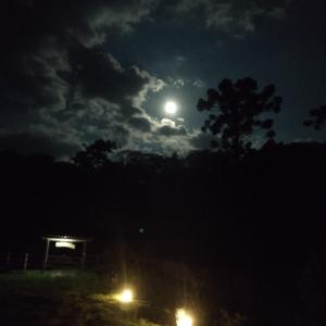 una luna llena en un cielo oscuro con nubes en Chalé anjico, en Aiuruoca