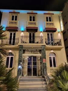 un hôtel éclairé la nuit dans l'établissement Hotel Flots d'Azur, à Nice