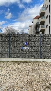 un mur en pierre avec un panneau bleu dans l'établissement Chez Amis Arena, à Leipzig