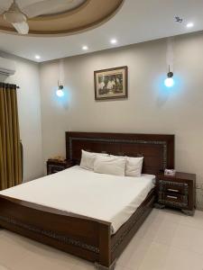Postel nebo postele na pokoji v ubytování Royal Hayat Hotel