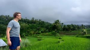 森纳儒Bayan Exotic Homestay的站在草地前面的人