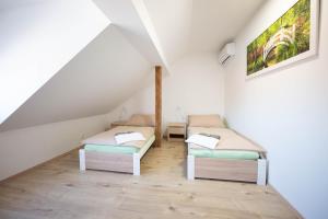 Ліжко або ліжка в номері PAPI Apartmán