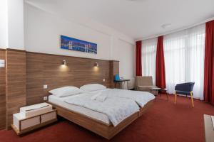 a bedroom with a large bed with a wooden headboard at Soba Kašmir in Bugojno