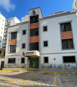 um edifício de apartamentos na cidade de Bilbourg em Apartahotel Alvear em Santo Domingo